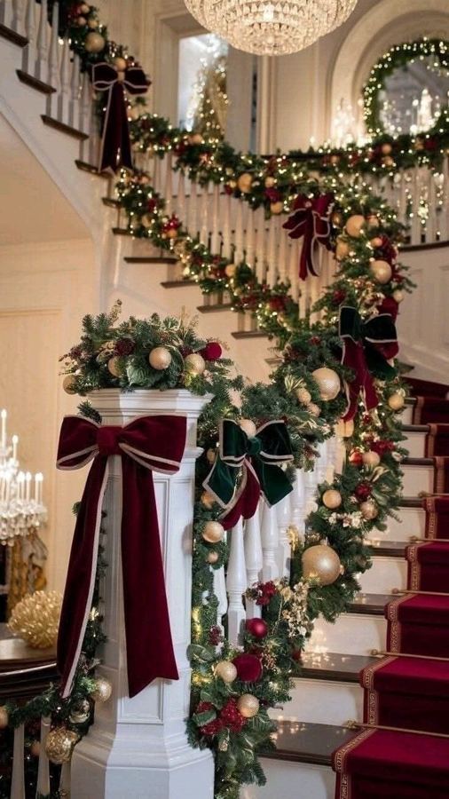 Escalier décoré d'une guirlande, de nœuds en velours bordeaux et d'ornements dorés