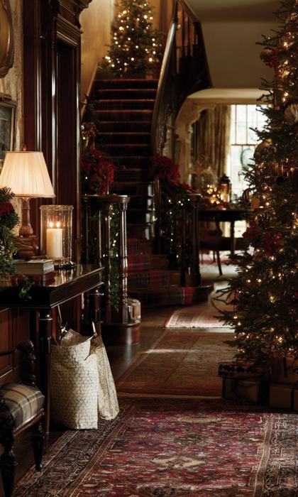 Hall d'entrée avec tapis persan, escalier en tartan et sapin illuminé