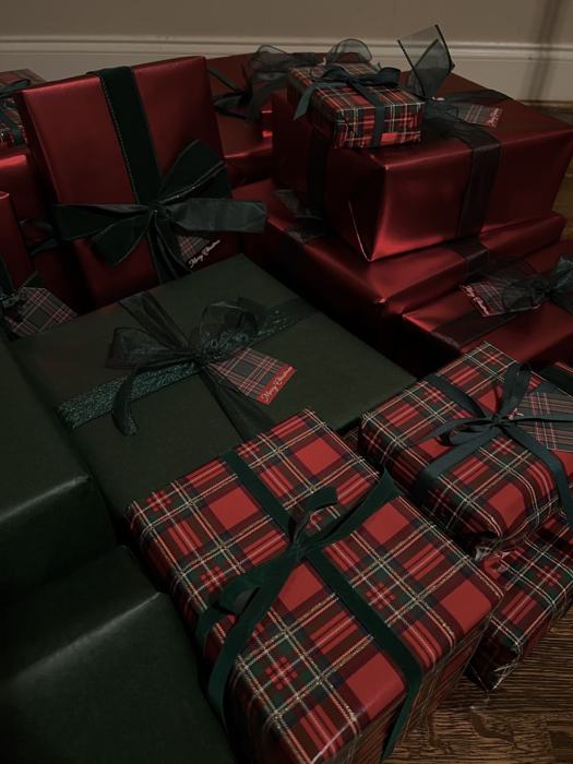Cadeaux emballés en rouge, vert et tartan avec rubans en velours